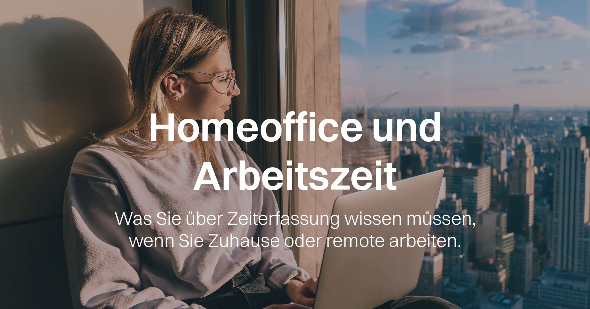 Frau mit Laptop am Fenster mit Blick auf New York; Thema: Homeoffice und Arbeitszeiterfassung