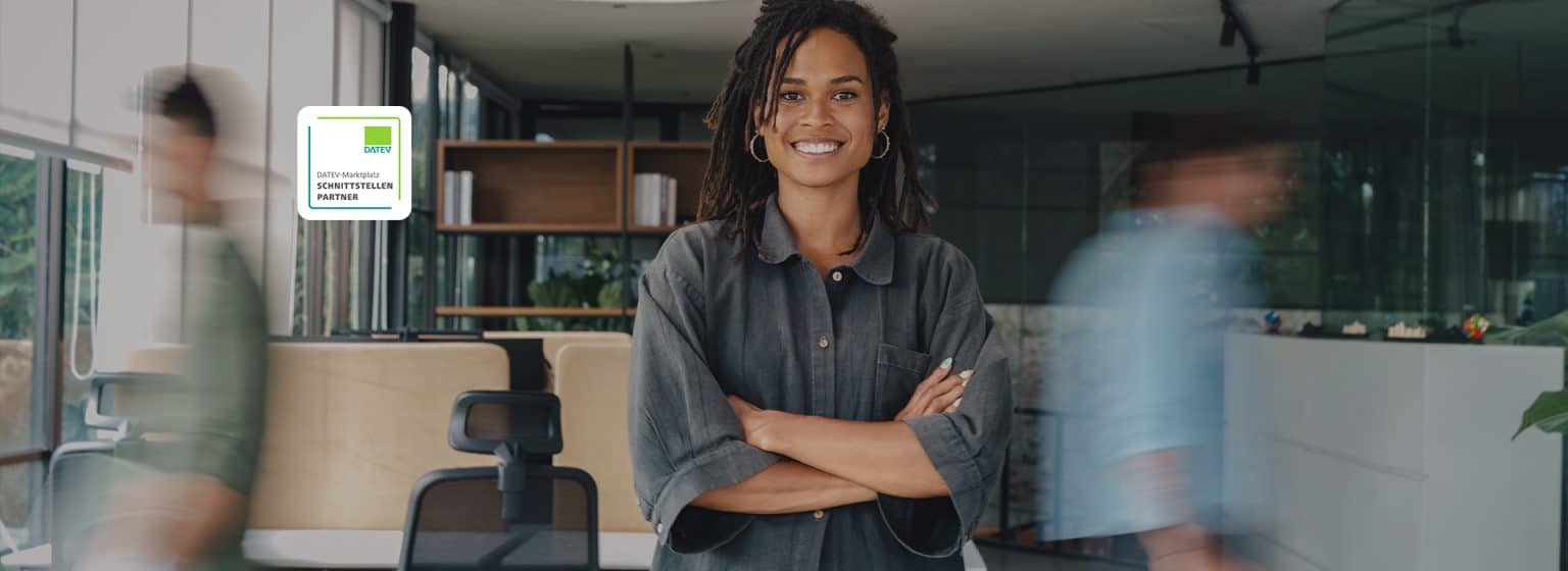 Moderne Büroumgebung mit Personenbewegung und Frau im Vordergrund