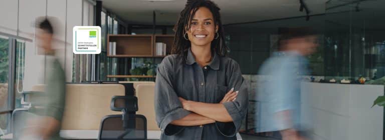 Moderne Büroumgebung mit Personenbewegung und Frau im Vordergrund