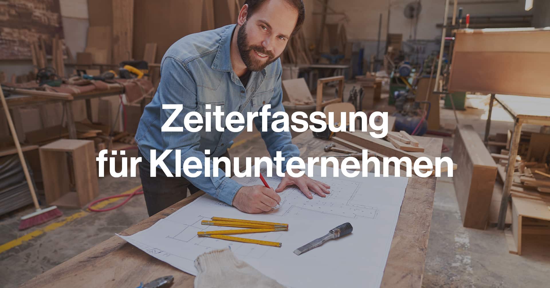 Ein Mann in einer Werkstatt, Text: Zeiterfassung für Kleinunternehmen
