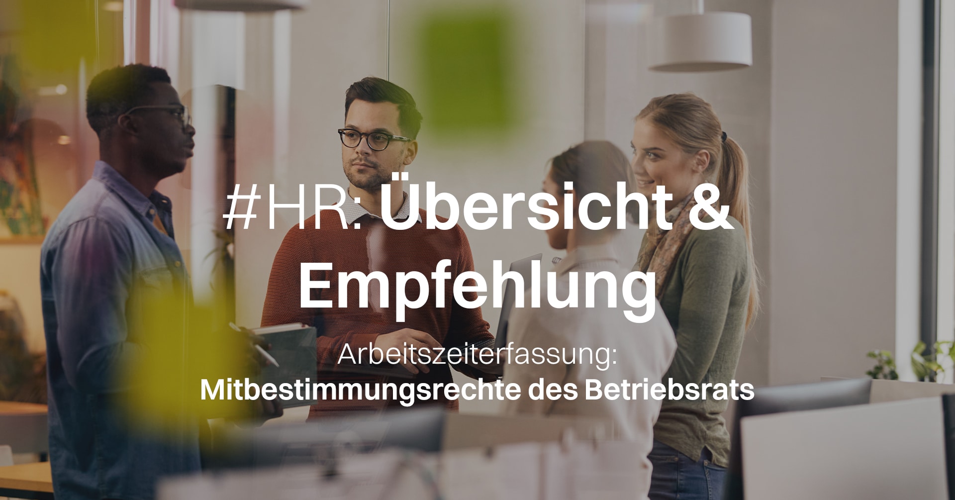 Eine Gruppe von Leuten in einem Raum, der Text auf dem Bild: #HR: Übersicht & Empfehlung, Arbeitszeiterfassung: Mitbestimmungsrechte des Betriebsrats.