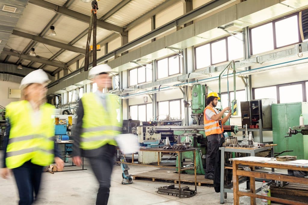 Menschen in einer Fabrikumgebung arbeiten.
