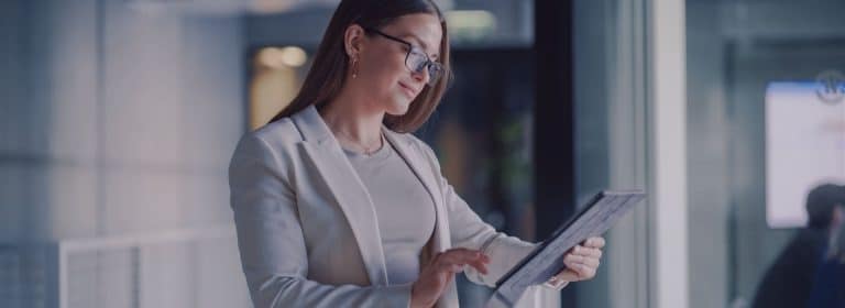 Frau am Tablet Zeiterfassung