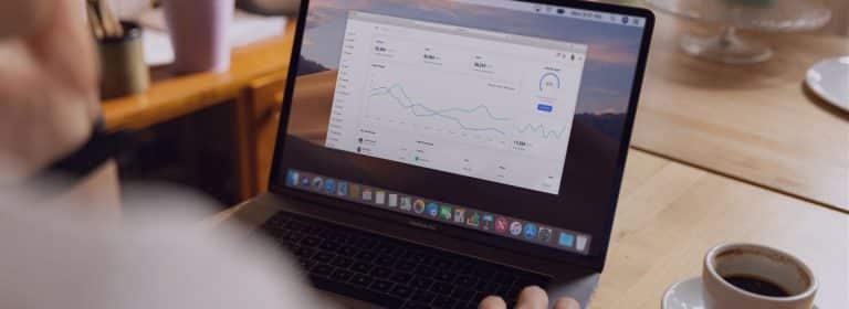 Mann am Laptop mit KI in der Zeiterfassung