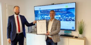 Dr. Sascha Genders, Deputy Managing Director of the Würzburg-Schweinfurt Chamber of Industry and Commerce, awards ZMI with a certificate to honor the company's anniversary.