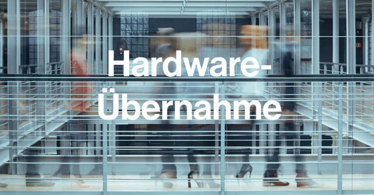 Ein Firmengebäude mit sich bewegenden Menschen und Text "Hardware Übernahme"